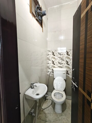 Bathroom in 2.5 BHK Builder Floor at AS Tower, Sector 45 – for Rent