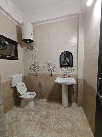 Team Area in 2.5 BHK Builder Floor at Uday Arden 45, Sector 45 – for Rent
