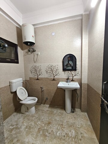 Team Area in 2.5 BHK Builder Floor at Uday Arden 45, Sector 45 – for Rent