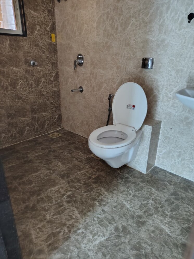 Bathroom, lalitambika-akshay 2 Bedroom 700 Sq.Ft. Apartment In Worli Mumbai 9121094