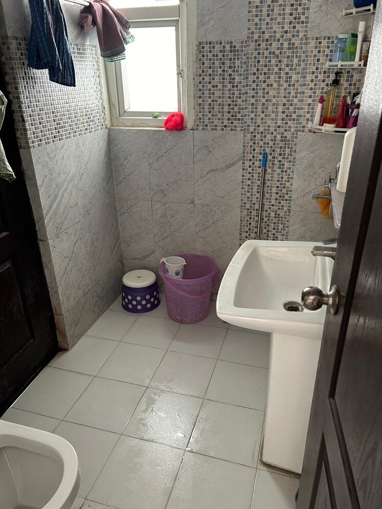 Bathroom, aims-golf-city 2.5 Bedroom 1035 Sq.Ft. Apartment In Sector 75 Noida 9121097