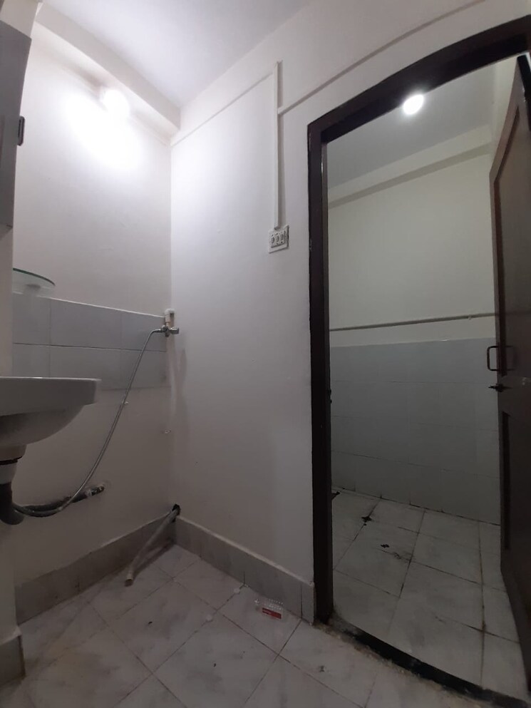 Bathroom, sunrise-chs-malad-east 1 Bedroom 450 Sq.Ft. Apartment In Malad East Mumbai 9121103