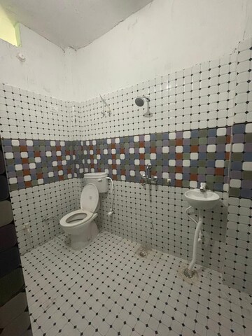 Bathroom in 2 BHK Builder Floor at Gomti Nagar – for Rent