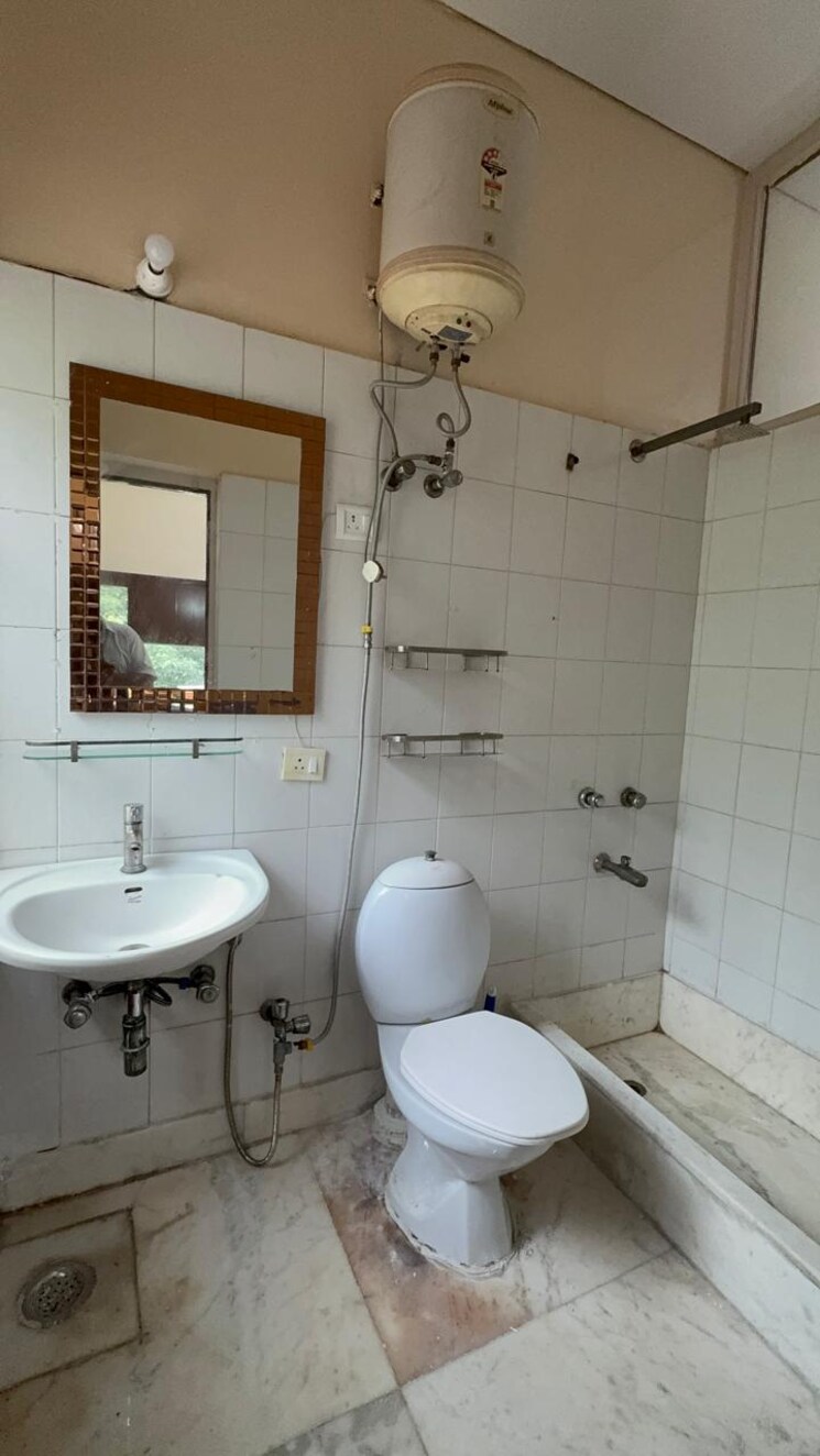 Bathroom, sukhdev vihar 3 Bedroom 3500 Sq.Ft. Builder Floor In Sukhdev Vihar Delhi 9121291