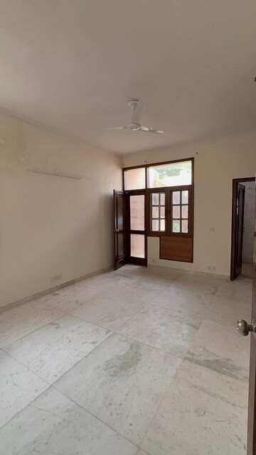 Room in 3 BHK Builder Floor at Sukhdev Vihar – for Rent