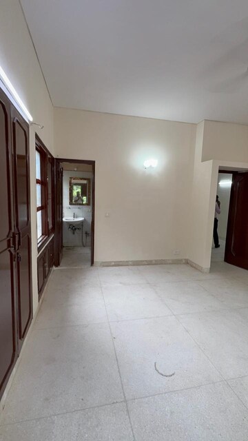 Room in 3 BHK Builder Floor at Sukhdev Vihar – for Rent
