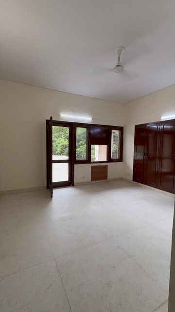 Room in 3 BHK Builder Floor at Sukhdev Vihar – for Rent