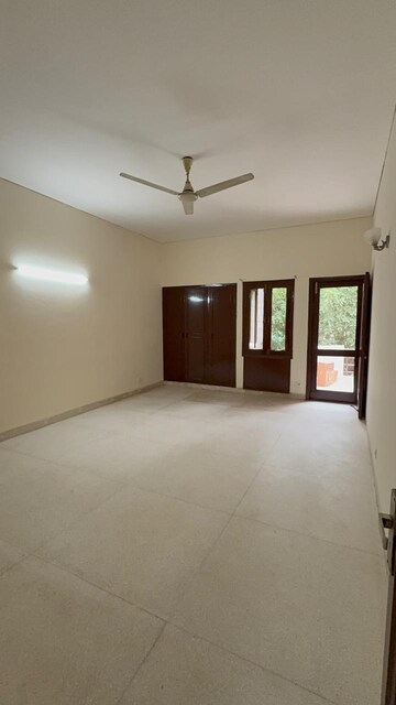 Room in 3 BHK Builder Floor at Sukhdev Vihar – for Rent