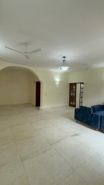 Room in 3 BHK Builder Floor at Sukhdev Vihar – for Rent