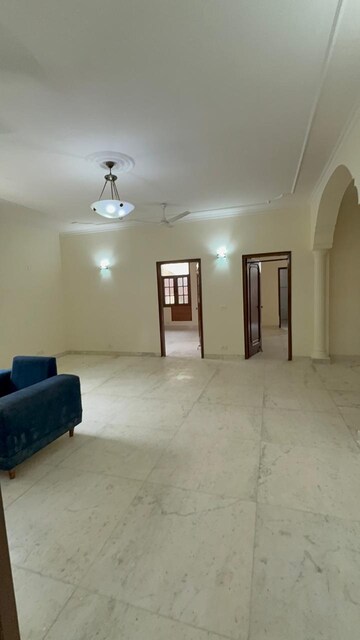 Room in 3 BHK Builder Floor at Sukhdev Vihar – for Rent