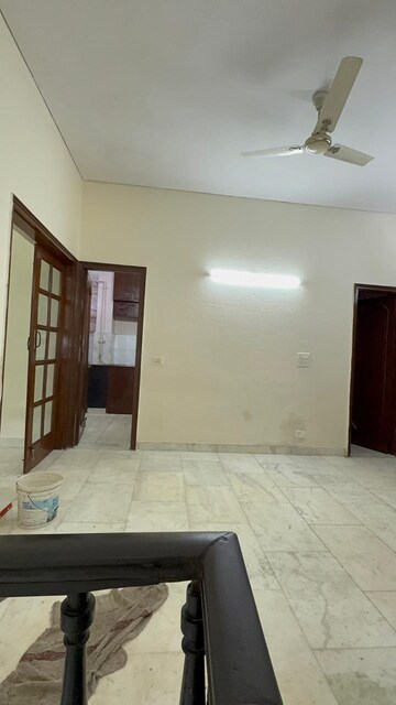 Room in 3 BHK Builder Floor at Sukhdev Vihar – for Rent