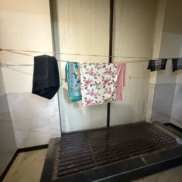 Furnished Amenities in 2.5 BHK Builder Floor at Sector 63a – for Rent