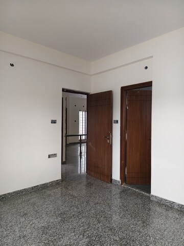 Room in 3 BHK Apartment at Halasuru – for Rent