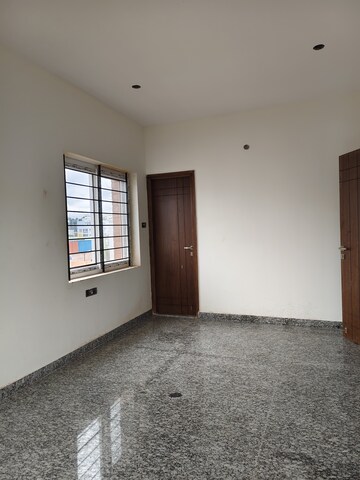 Room in 3 BHK Apartment at Halasuru – for Rent