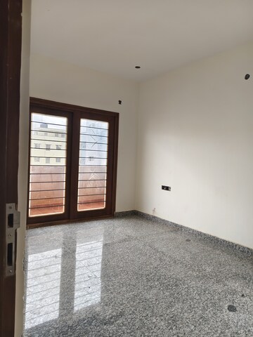 Room in 3 BHK Apartment at Halasuru – for Rent