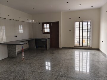 Room in 3 BHK Apartment at Halasuru – for Rent
