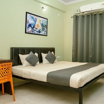 Bedroom in 2 BHK Builder Floor at Mahmoorganj – for Rent