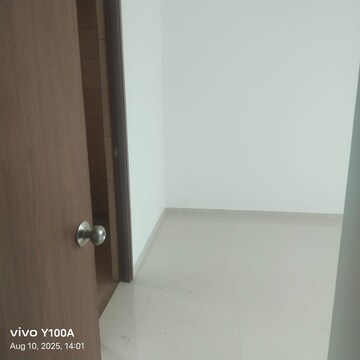 Room in 1 BHK Apartment at Kalpataru Immensa, Kolshet Road – for Rent