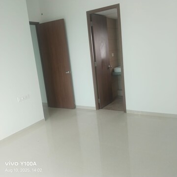 Room in 1 BHK Apartment at Kalpataru Immensa, Kolshet Road – for Rent