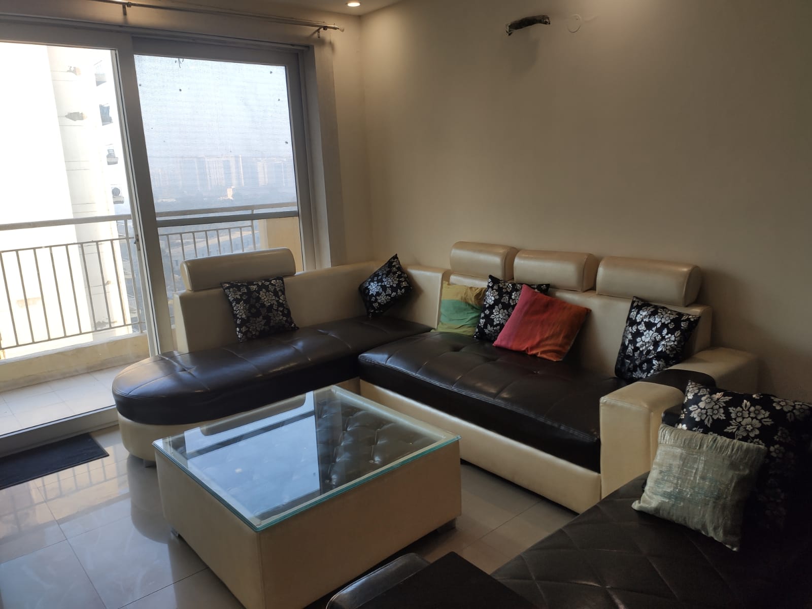 3 BHK + Servant Room 2900 Sq.Ft. Builder Floor in Malibu Shopping Arcade