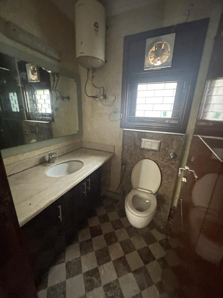 Bathroom, shivalik colony 3 Bedroom 1800 Sq.Ft. Builder Floor In Shivalik Colony Delhi 9121463