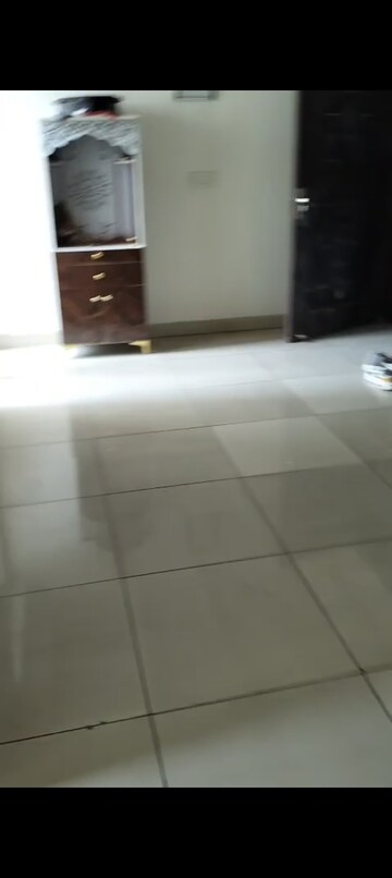 Room in 2 BHK Apartment at Panchsheel Greens, Sector 16 Greater Noida – for Rent