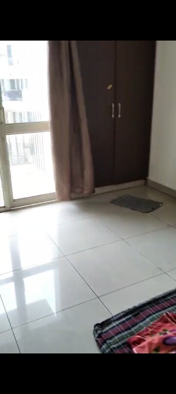 Room in 2 BHK Apartment at Panchsheel Greens, Sector 16 Greater Noida – for Rent