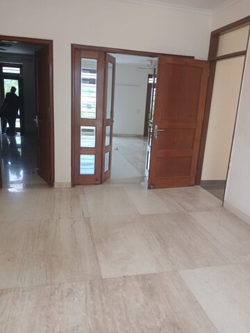 Room in 2 BHK Builder Floor at SS Southend Floors, South City 2 – for Rent