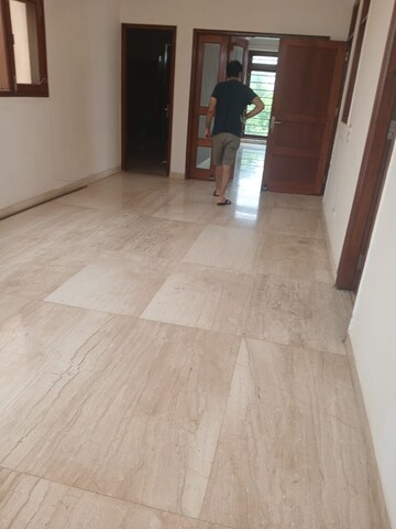 Room in 2 BHK Builder Floor at SS Southend Floors, South City 2 – for Rent