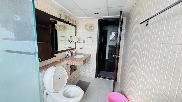Bathroom, unitech-deerwood-chase 3 Bedroom 3200 Sq.Ft. Builder Floor In Nirvana Country Gurgaon 9121489