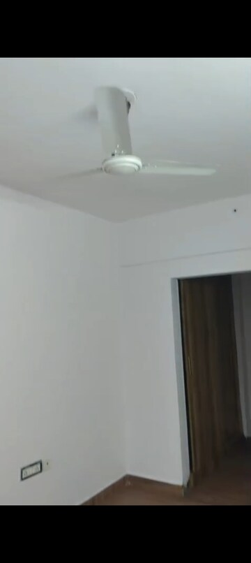 Room in 3.5 BHK Apartment at Aashiyana Homes, Gaur City 1 – for Rent