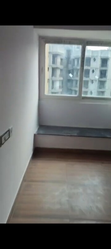 Room in 3.5 BHK Apartment at Aashiyana Homes, Gaur City 1 – for Rent