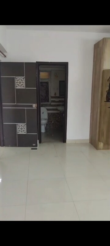 Room in 3.5 BHK Apartment at Aashiyana Homes, Gaur City 1 – for Rent