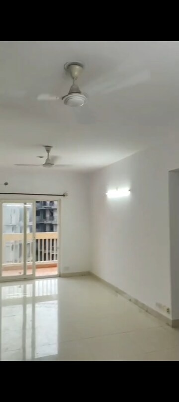 Room in 3.5 BHK Apartment at Aashiyana Homes, Gaur City 1 – for Rent