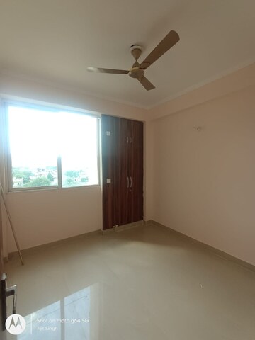 Room in 2 BHK Apartment at Gaur City 4th Avenue, Sector 4 Greater Noida – for Rent