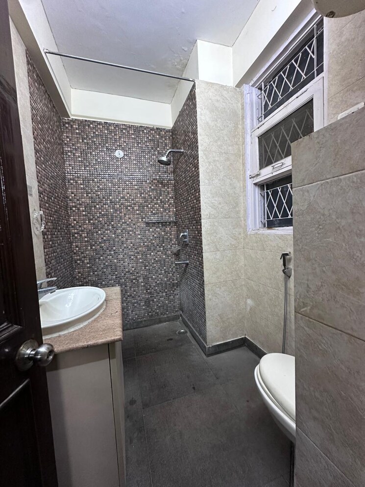 Bathroom, ardee-city 2 Bedroom 200 Sq.Yd. Builder Floor In Sector 52 Gurgaon 9121541