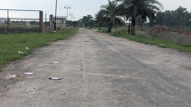 Nearby, sector 135  1009 Sq.Yd. Plot In Sector 135 Noida 9121598