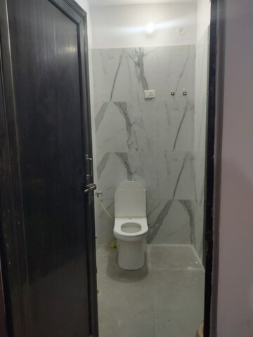 Bathroom in 1.5 BHK Independent House at Gomti Nagar – for Rent