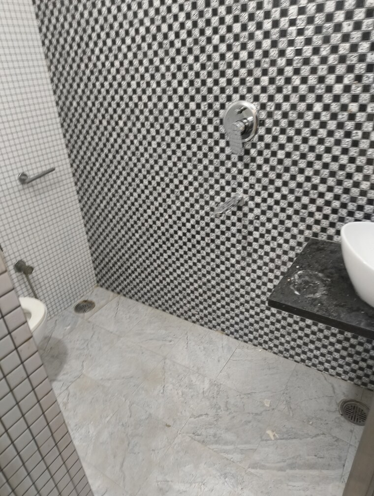 Bathroom, vasant kunj 3.5 Bedroom 2200 Sq.Ft. Apartment In Vasant Kunj Delhi 9121848