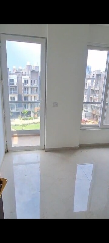 Room in 3 BHK Apartment at Smart World Orchard, Sector 61 – for Rent