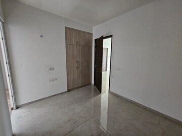 Room in 3 BHK Apartment at Smart World Orchard, Sector 61 – for Rent