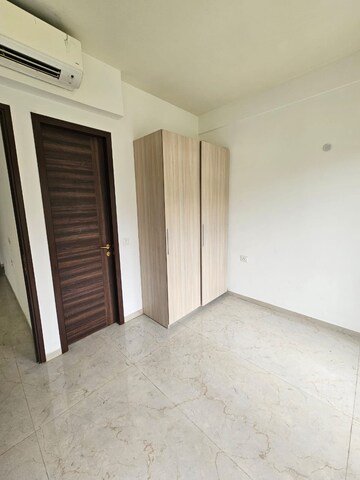Room in 3 BHK Apartment at Smart World Orchard, Sector 61 – for Rent