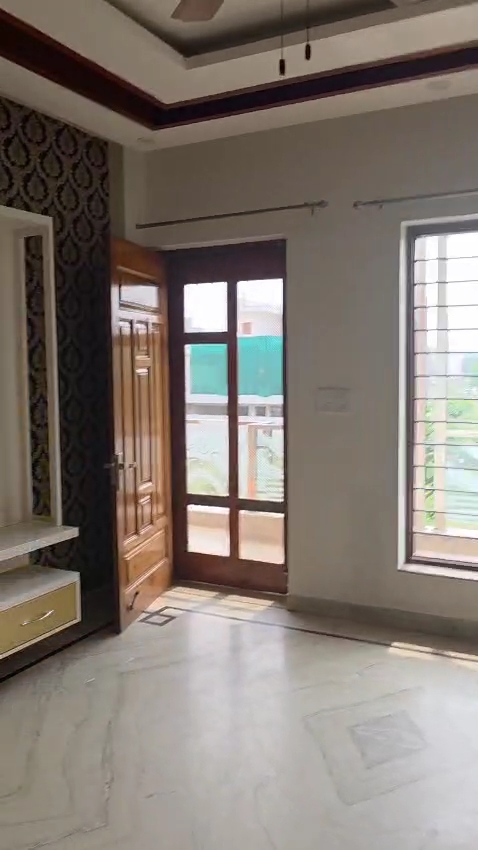 3 BHK + Extra Room 250 Sq.Yd. Builder Floor in BPTP Parklands