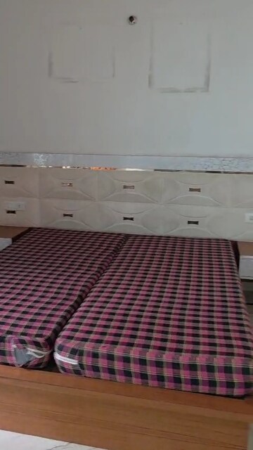 Team Area in 3 BHK Builder Floor at BPTP Parklands, Sector 76 – for Rent