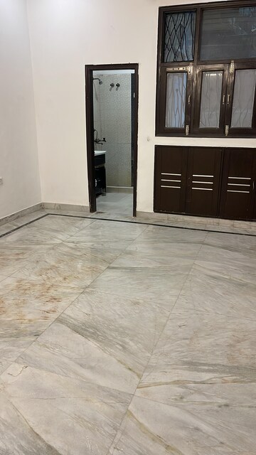 Room in 3 BHK Independent House at Sadarpur – for Rent