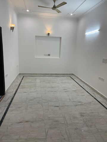 Room in 3 BHK Independent House at Sadarpur – for Rent