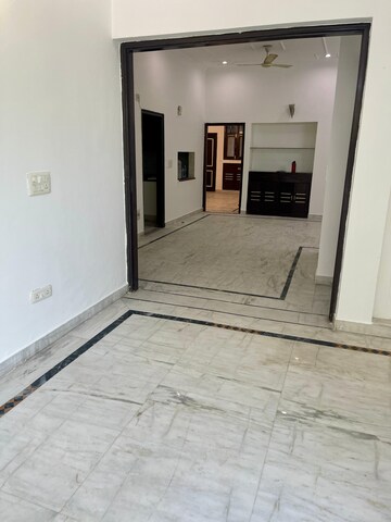 Room in 3 BHK Independent House at Sadarpur – for Rent