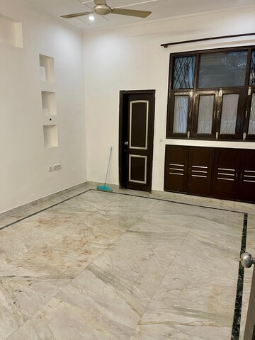 Room in 3 BHK Independent House at Sadarpur – for Rent