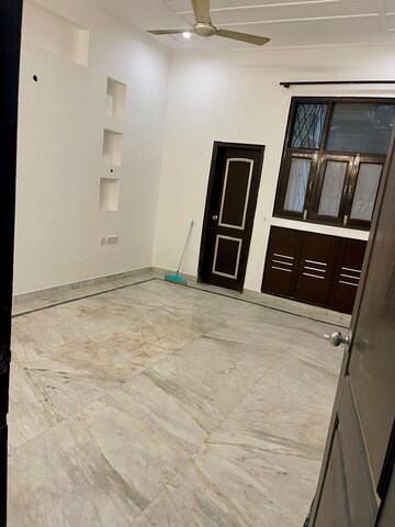 Room in 3 BHK Independent House at Sadarpur – for Rent