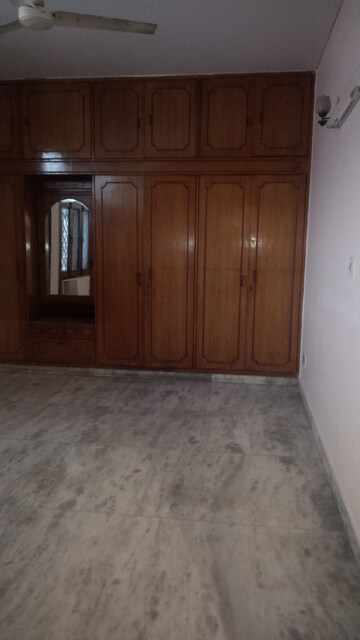 Room in 2 BHK Builder Floor at RWA Apartments, Sector 31 – for Rent